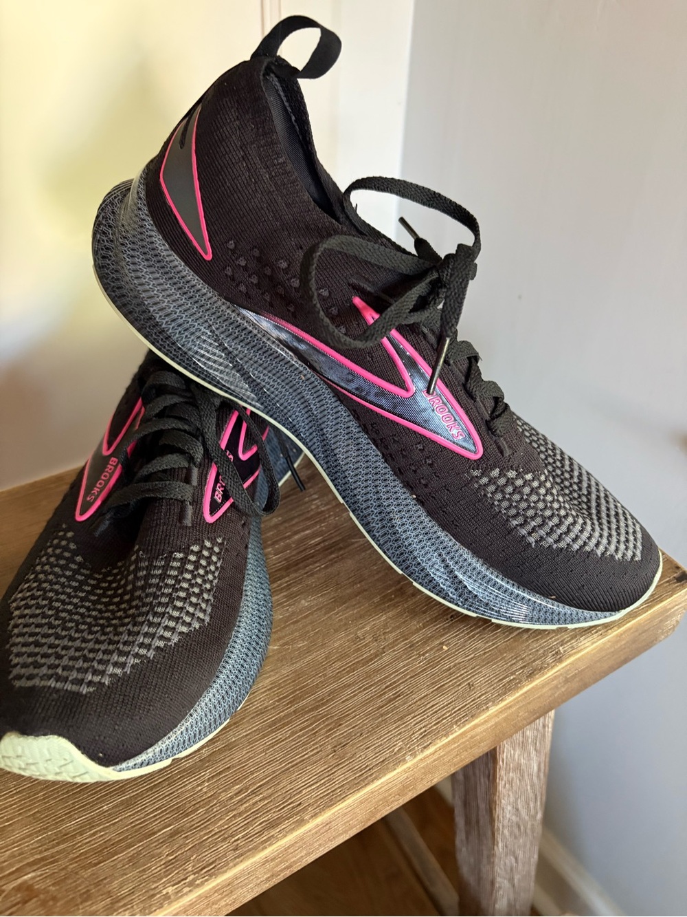 PRISTINE Brooks Women’s Levitate Stealthfit 6 Shoes Size 8.5